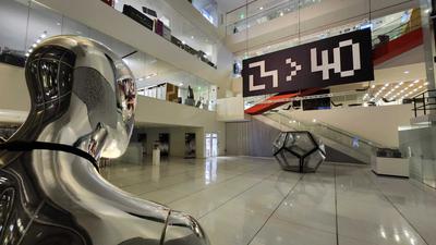 E14 Lobby facing ML>40 sign from behind mannequin head